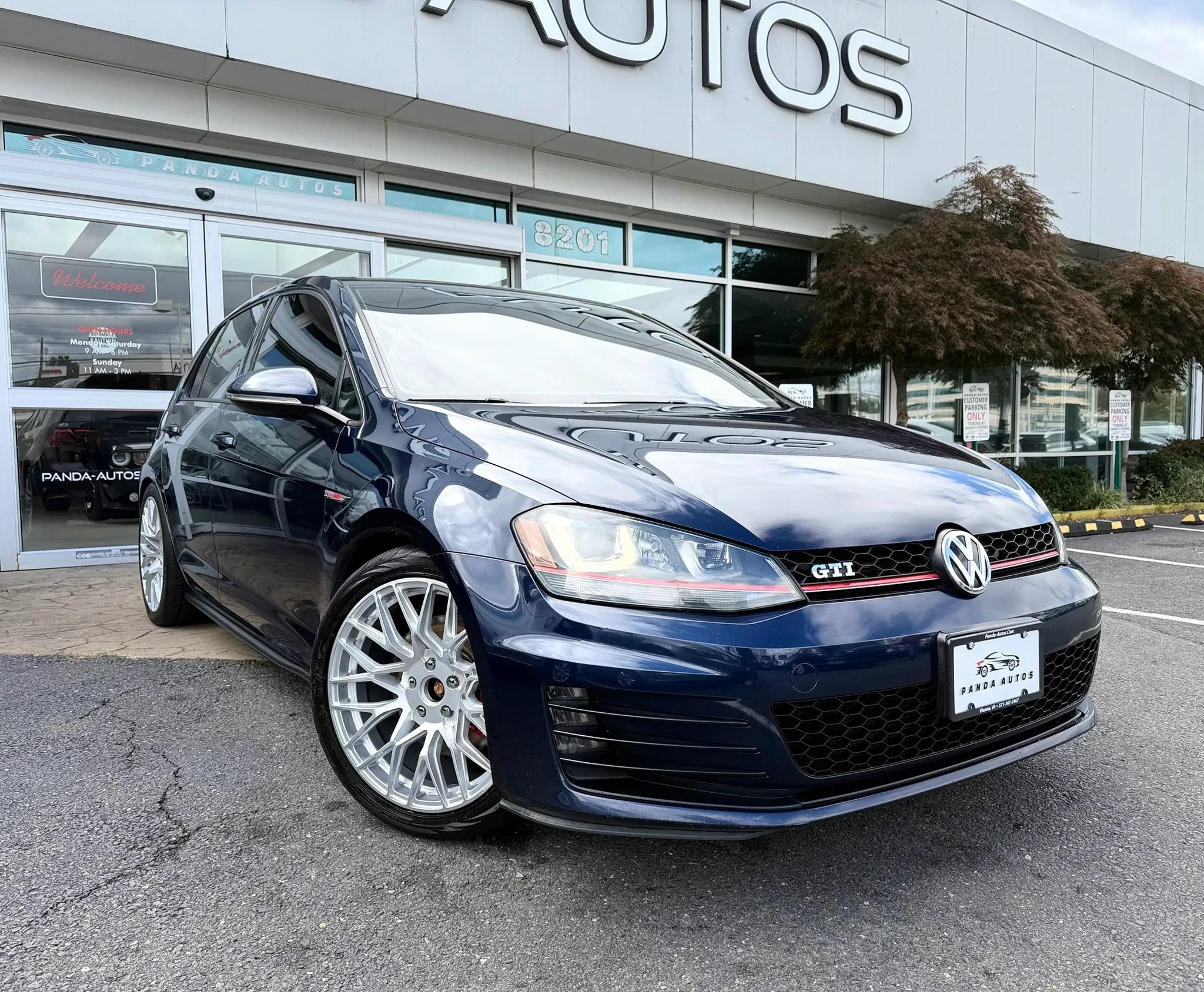 Used 2015 Volkswagen GTI SE FWD image 1