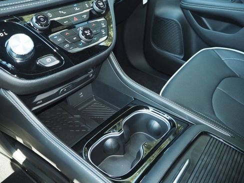 New 2026 Chrysler Pacifica Limited w/ Uconnect Theater Family Group image 24