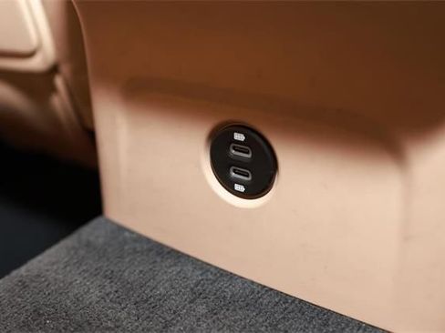 Used 2023 Porsche Macan w/ Premium Package Plus image 23