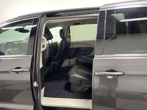 Used 2023 Chrysler Pacifica Touring-L image 13