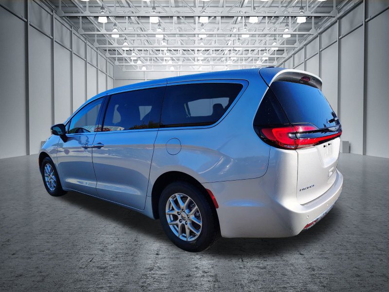 Used 2024 Chrysler Pacifica Touring-L FWD image 7