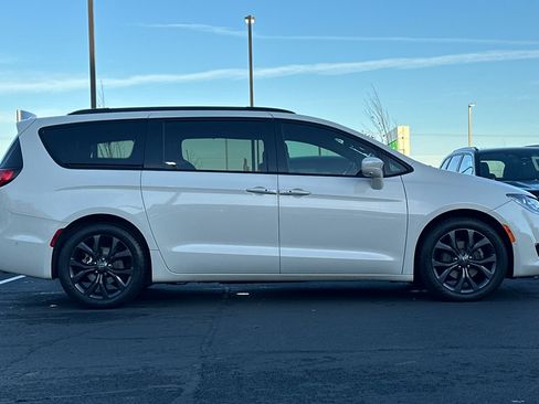 Used 2020 Chrysler Pacifica Touring-L Plus image 3