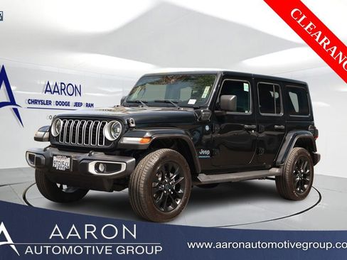 Used 2025 Jeep Wrangler Unlimited Sahara AWD/4WD image 1