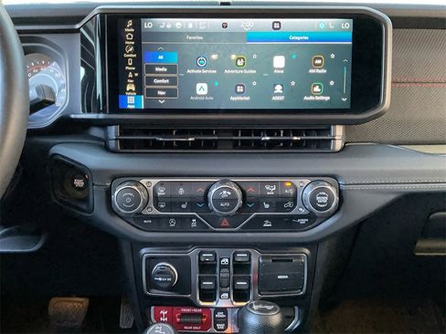 Used 2024 Jeep Wrangler Unlimited Rubicon w/ Technology Group image 12