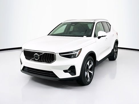 Used 2025 Volvo XC40 B5 Plus AWD/4WD image 3