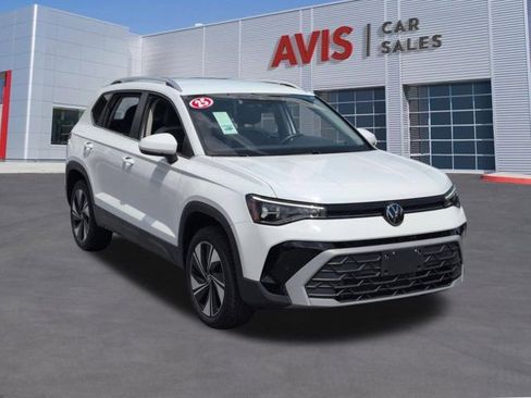 Used 2025 Volkswagen Taos SE AWD/4WD image 3
