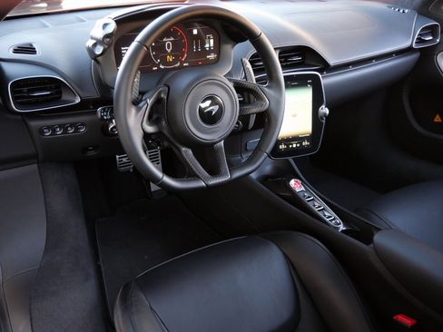 Used 2024 McLaren Artura image 8