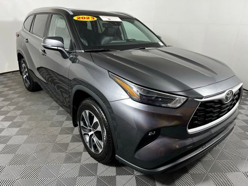 Certified 2023 Toyota Highlander XLE image 3