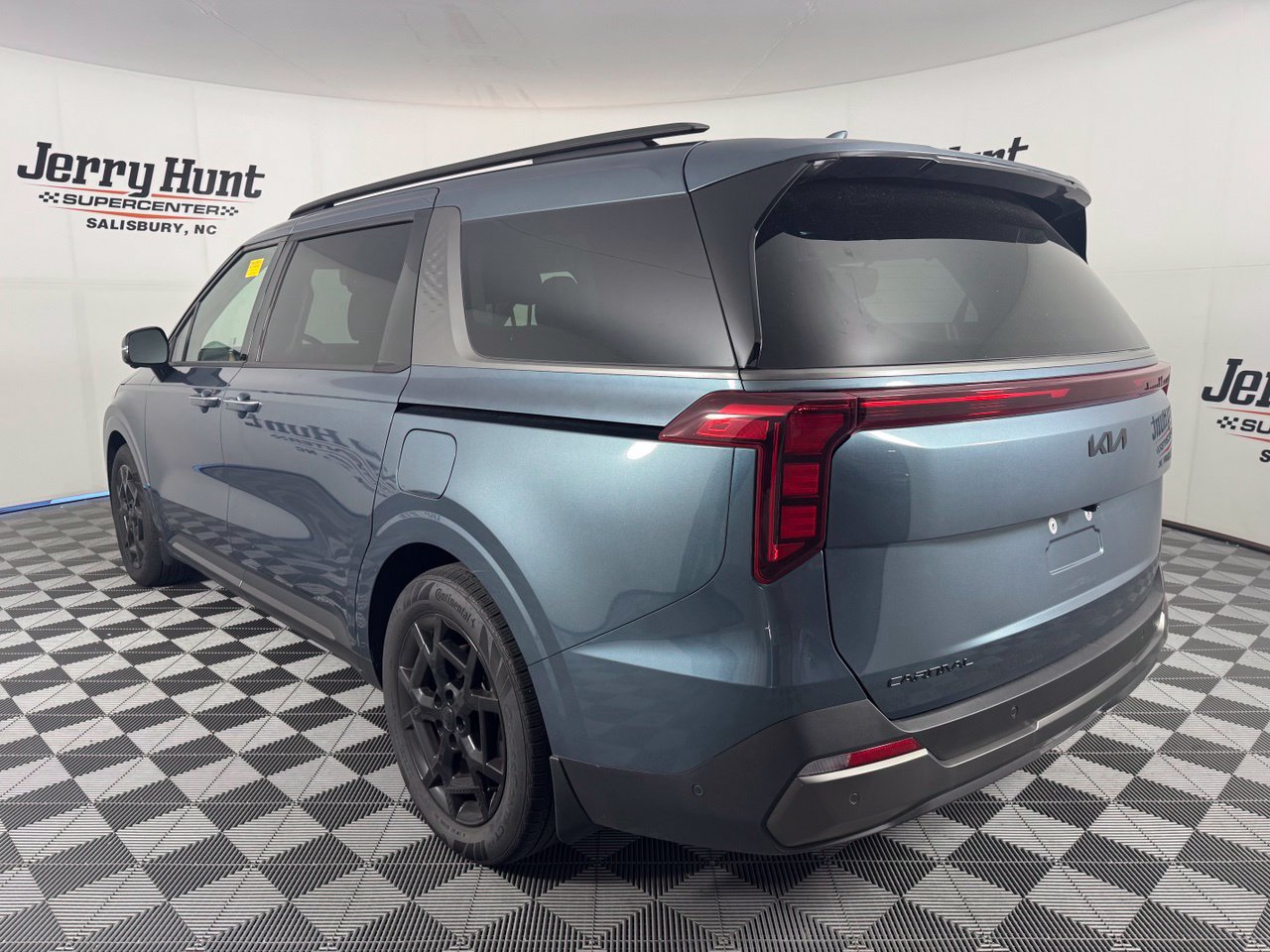 Used 2025 Kia Carnival SX FWD image 9