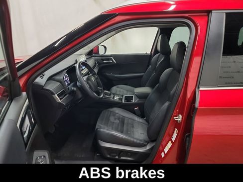 Used 2023 Mitsubishi Outlander SE image 9