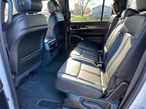 Used 2023 Jeep Wagoneer L Series II image 13