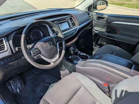 Used 2019 Toyota Highlander LE AWD/4WD image 14