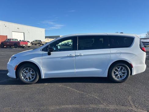 New 2026 Chrysler Voyager LX image 4