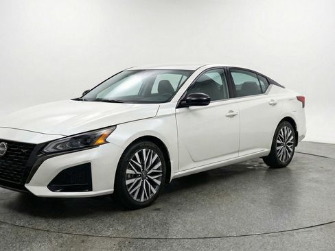 Used 2025 Nissan Altima 2.5 SV FWD image 3