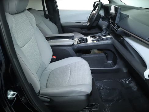Used 2026 Toyota Sienna LE AWD/4WD image 32