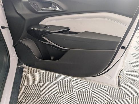 Used 2025 Chevrolet Trax LT w/ LT Convenience Package image 31