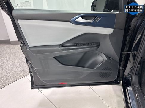 Used 2023 Volkswagen Taos SE w/ Black Wheel Package image 8