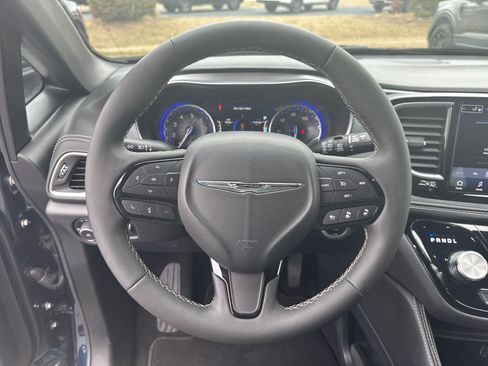 Used 2025 Chrysler Pacifica Limited image 21
