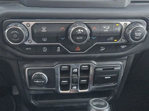 Used 2020 Jeep Wrangler Unlimited Sahara image 14