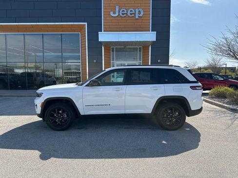 Used 2024 Jeep Grand Cherokee Altitude AWD/4WD image 10