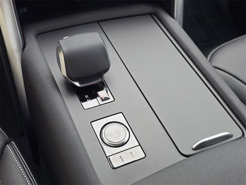 New 2025 Land Rover Discovery Dynamic SE image 16