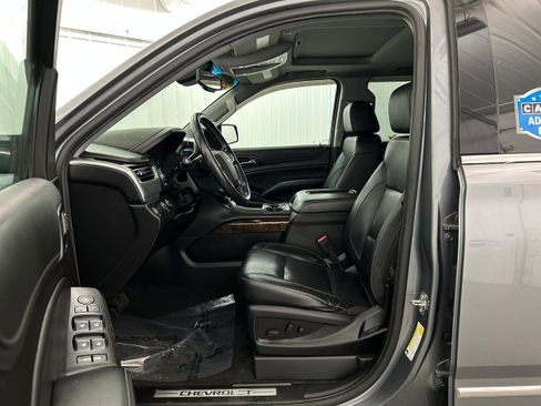 Used 2020 Chevrolet Suburban LT AWD/4WD image 4