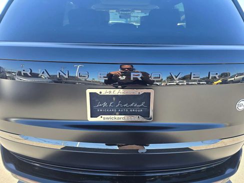 Used 2025 Land Rover Range Rover SV image 18