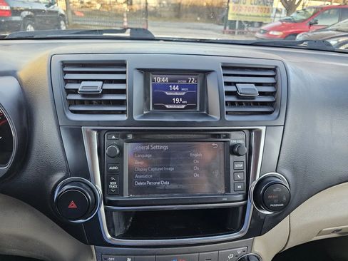 Used 2013 Toyota Highlander SE w/ Cold Weather Pkg image 14