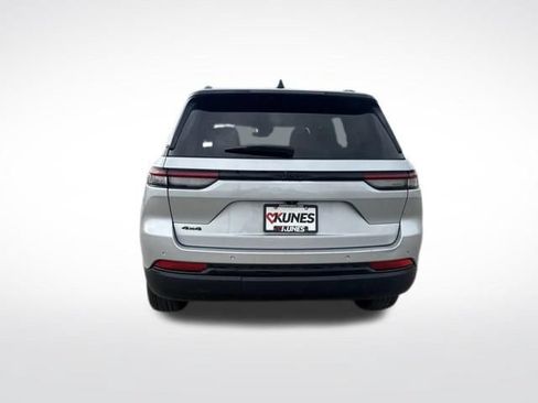 Used 2024 Jeep Grand Cherokee Altitude AWD/4WD image 8