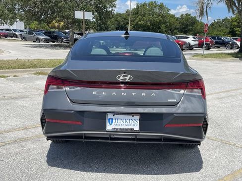 New 2025 Hyundai Elantra Limited FWD image 12