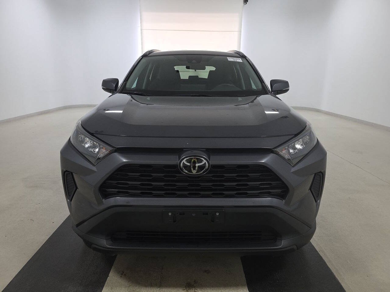 Used 2020 Toyota RAV4 LE AWD/4WD image 2