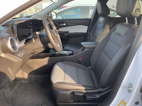 Used 2025 Chevrolet Trax LT w/ LT Convenience Package image 24