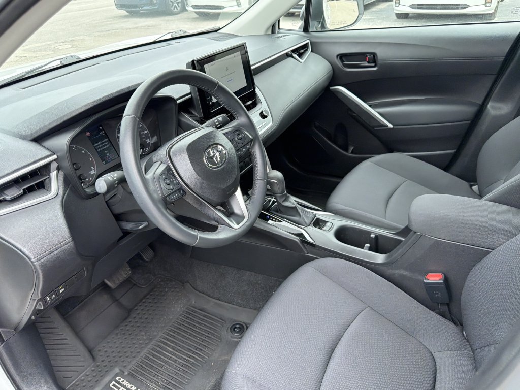 Used 2025 Toyota Corolla Cross LE FWD image 18