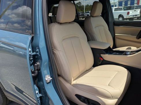 New 2026 Jeep Grand Cherokee Limited w/ Luxury Tech Group II AWD/4WD image 34