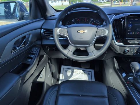 Used 2023 Chevrolet Traverse LT w/ LT Premium Package FWD image 3