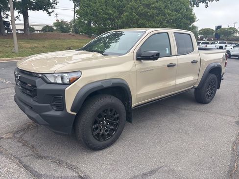 Used 2024 Chevrolet Colorado Trail Boss w/ Technology Package AWD/4WD image 9