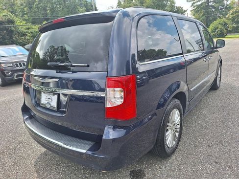Used 2015 Chrysler Town & Country Touring-L w/ Driver Convenience Group FWD image 8