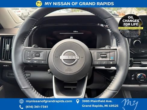 Used 2025 Nissan Pathfinder Platinum AWD/4WD image 14