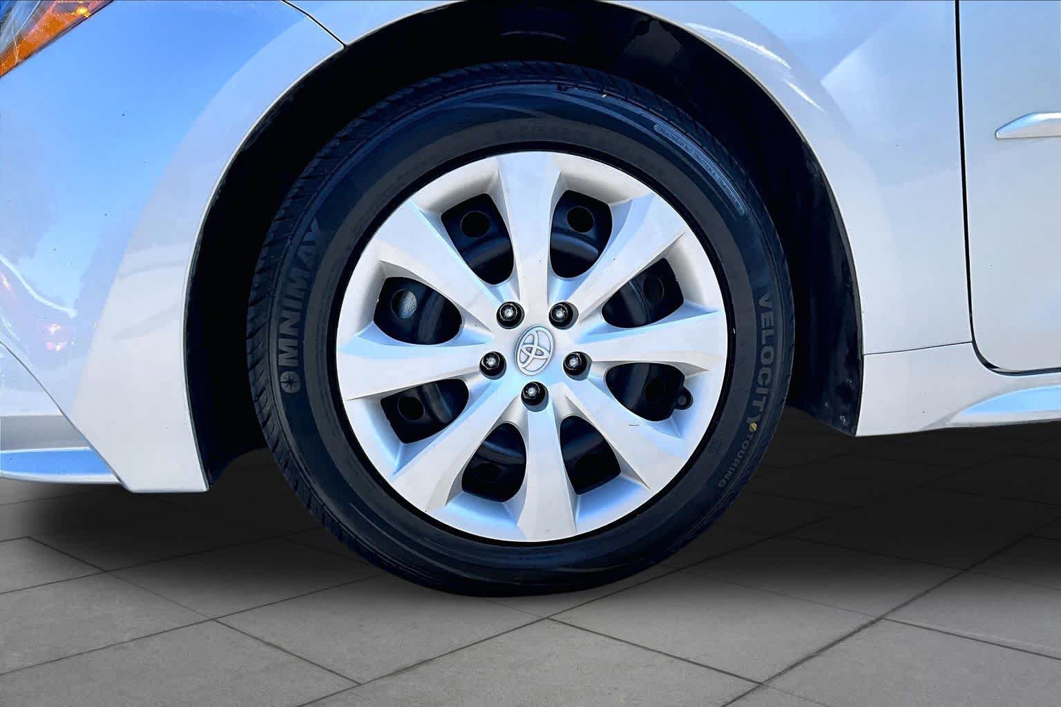 Used 2025 Toyota Corolla LE FWD image 11
