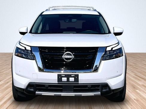 Used 2025 Nissan Pathfinder SL FWD image 3