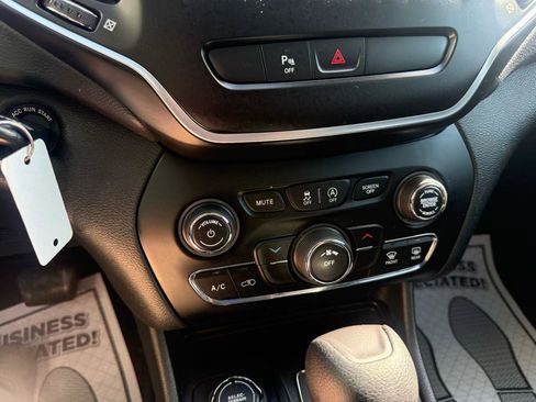 Used 2019 Jeep Cherokee Latitude w/ Popular Appearance Group AWD/4WD image 23