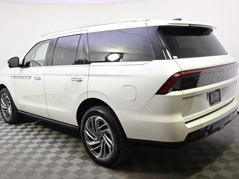 New 2025 Lincoln Navigator Reserve image 3
