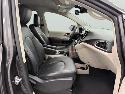 Used 2022 Chrysler Pacifica Touring-L FWD image 11