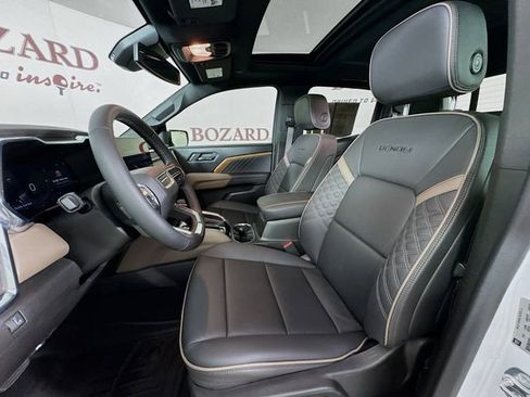 Used 2024 GMC Canyon Denali image 25