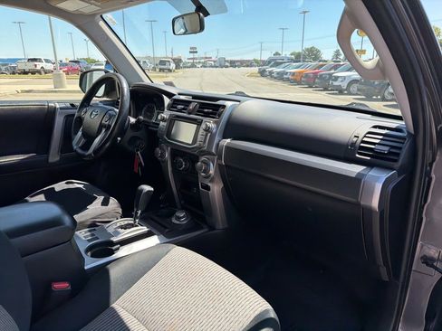 Used 2018 Toyota 4Runner SR5 AWD/4WD image 22