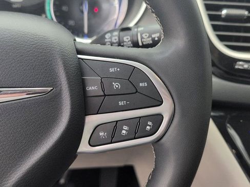 Used 2023 Chrysler Pacifica Touring-L image 21