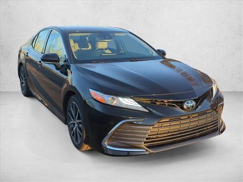 Used 2022 Toyota Camry XLE image 3