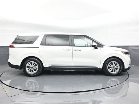 Used 2022 Kia Carnival LX image 4