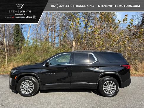 Used 2023 Chevrolet Traverse LT image 1