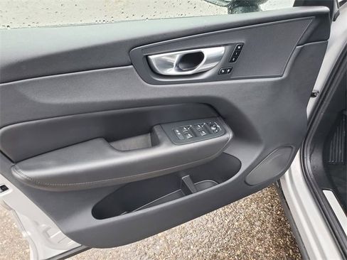 Used 2025 Volvo XC60 B5 Plus image 10